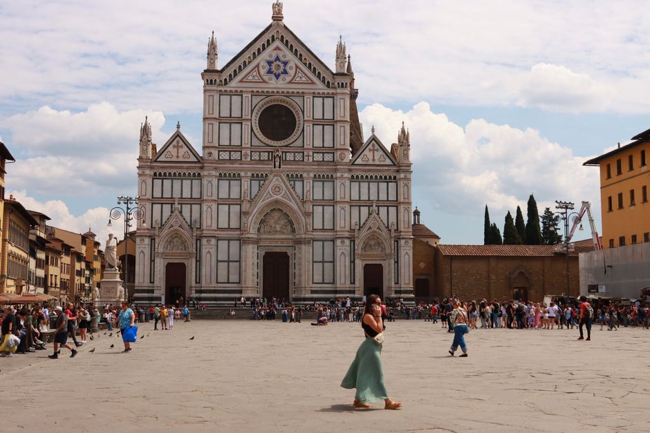 What to Wear in Florence — Seasonal Sophistication: Adapting Wardrobe Choices to Florence's Climate