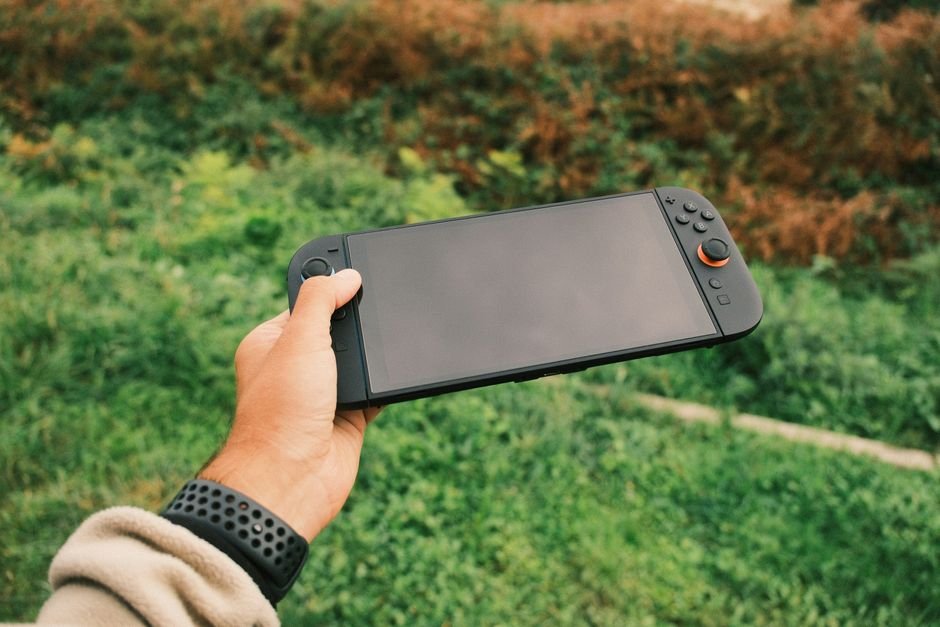 Travel Gadgets Checklist — 2. Entertainment & Comfort Gadgets