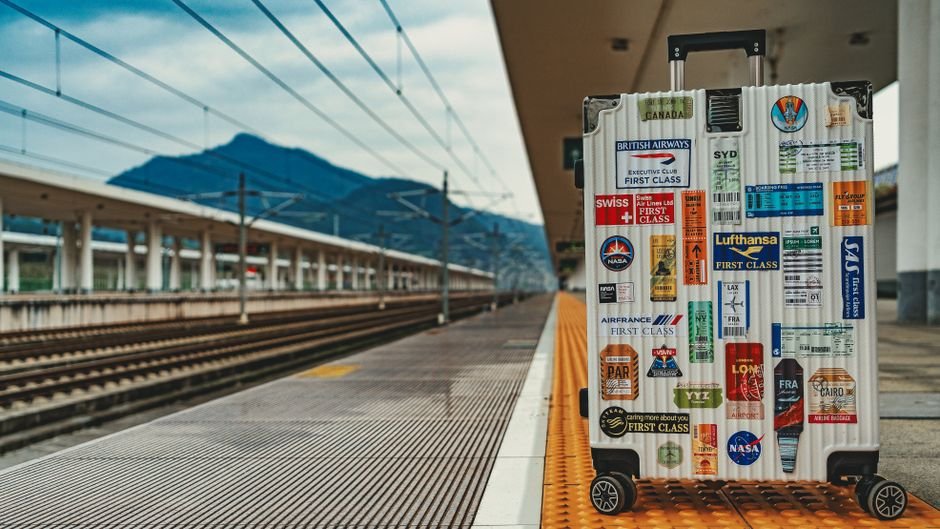 Luggage Smart Tracker vs AirTag — AirTag — Pros