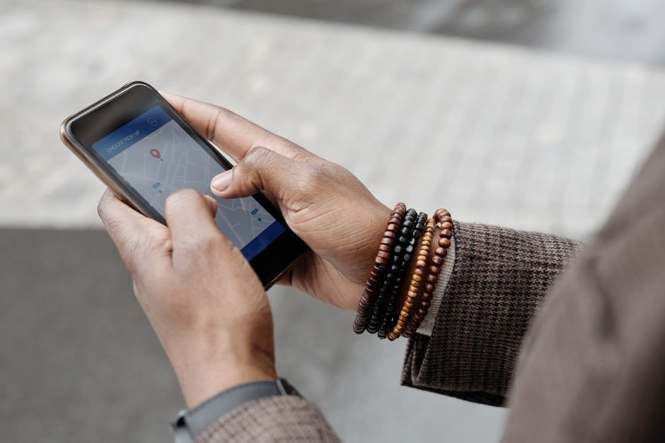 Luggage Smart Tracker vs GPS Tracker — How It Works