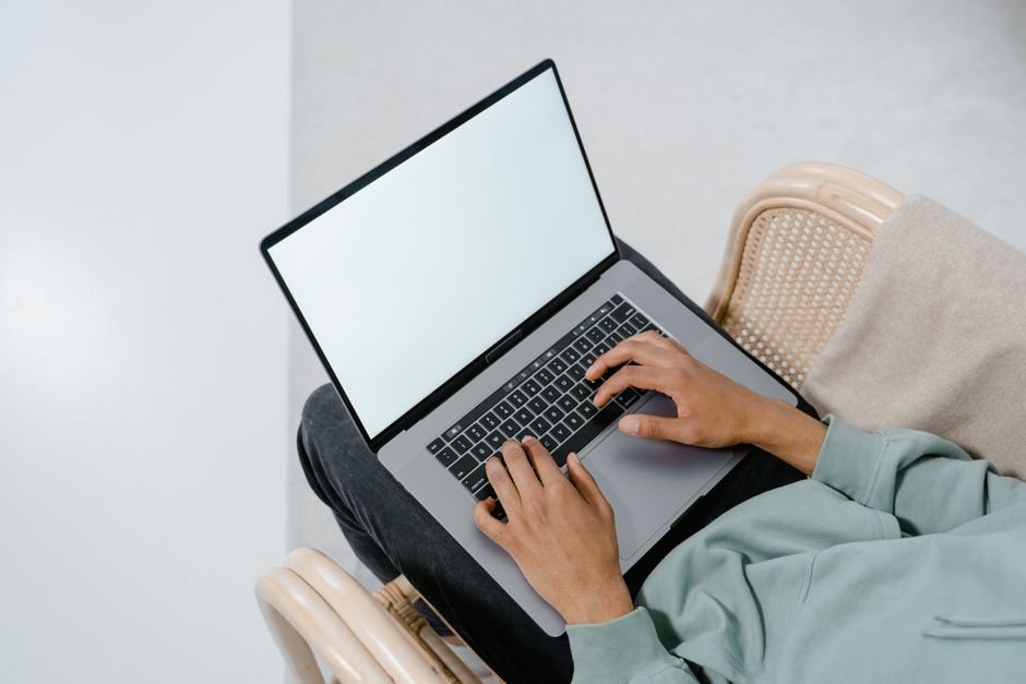 Travel Laptop Stand vs Lap Desk — Main Features of a Travel Laptop Stand