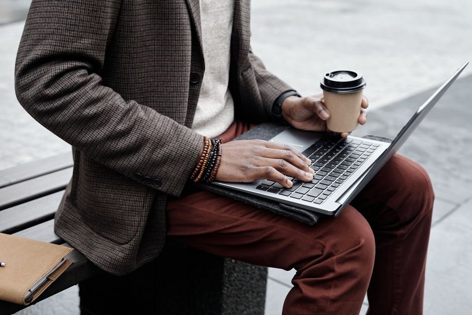 Travel Laptop Stand vs Lap Desk — Benefits of a Travel Laptop Stand