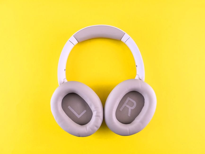 Travel Noise Cancelling Headphones vs Earbuds — Disadvantages of Noise-Cancelling Headphones