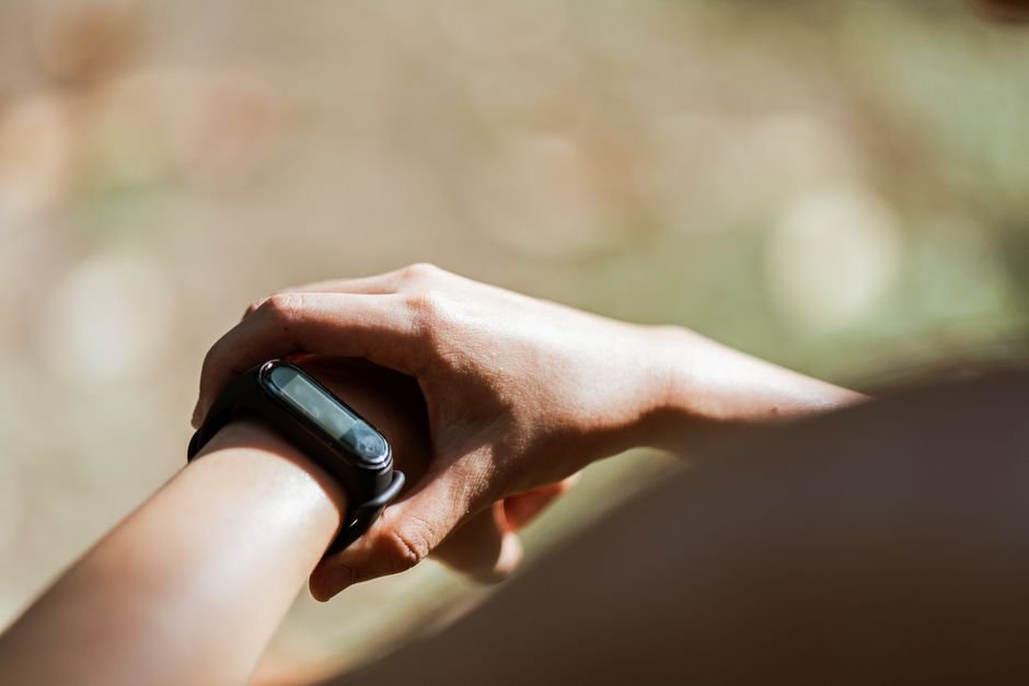 Travel Smartwatch vs Fitness Tracker — 2. Design and Display