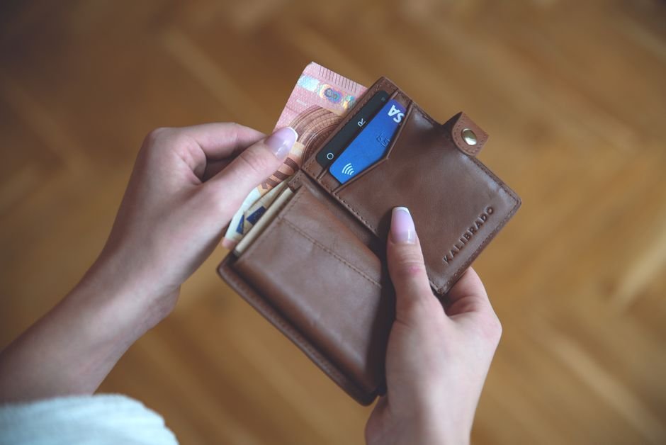 Leather RFID Wallet vs Aluminum RFID Wallet — What Is an RFID Wallet?