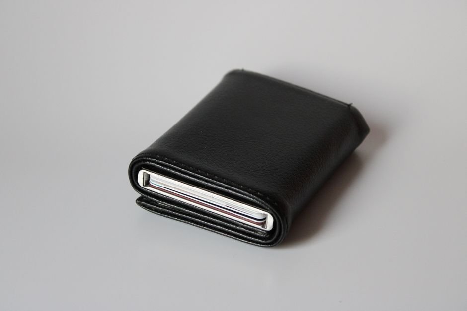 RFID Blocking Card Holder vs RFID Blocking Phone Wallet — What Is an RFID Blocking Card Holder?